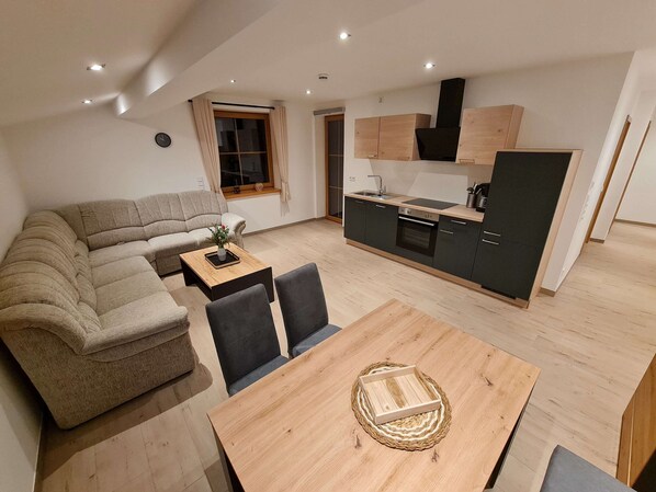 TV, table tennis - Ferienwohnung Gipfelglück, 2-5 Personen, 60 qm, TV, 2 Schlafzimmer, Dachgeschoss (Ramsau bei Berchtesgaden)