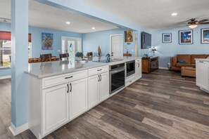 ثلاجة، ميكروويف، فرن، موقد طهي مسطح