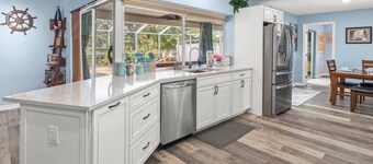 Waterfront Oasis with Pool, Dock, Kayaks, and Bar |4BR Pet-Friendly |Pirates Den at Apollo Beach