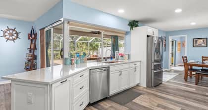 Waterfront Oasis with Pool, Dock, Kayaks, and Bar |4BR Pet-Friendly |Pirates Den at Apollo Beach