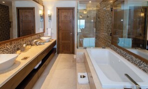 Douche, sĂšche-cheveux, serviettes fournies, savon