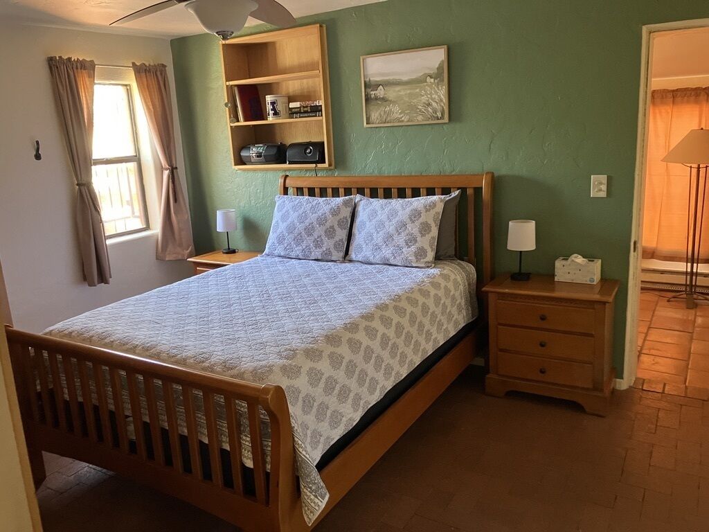 Detached 1BR Guest House, near UA, private patio and 2-person jacuzzi.