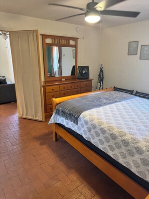 1 dormitorio, tabla de planchar con plancha, wifi y ropa de cama