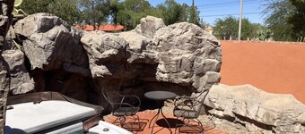 Detached 1BR Guest House, near UA, private patio and 2-person jacuzzi.