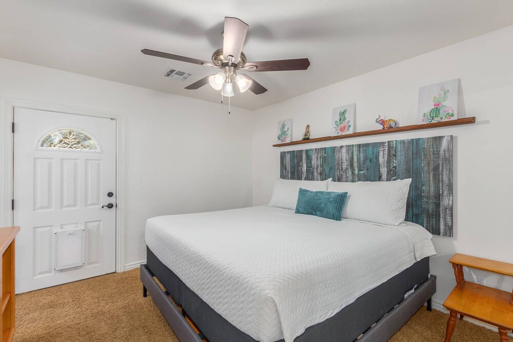 5BR Mesa Home 4600 sq.ft Pool, Hot Tub, Putting Green, InGround