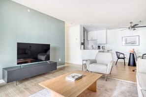 TV, stereo - Modern Palo Alto 1BR w/ Gym, Pool & W/D, nr Stanford, by Blueground (Palo Alto)