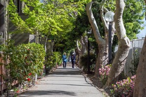 Property grounds - Modern Palo Alto 1BR w/ Gym, Pool & W/D, nr Stanford, by Blueground (Palo Alto)