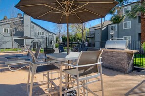 Outdoor dining - Modern Palo Alto 1BR w/ Gym, Pool & W/D, nr Stanford, by Blueground (Palo Alto)