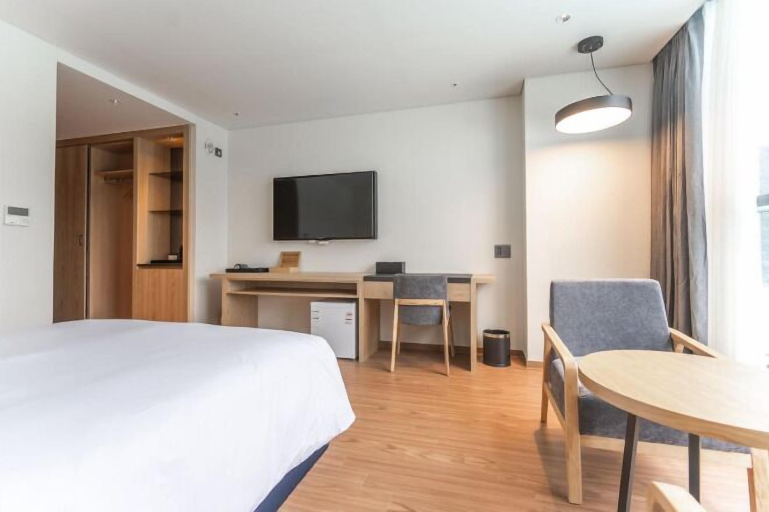 Escritorio, espacio para trabajar con laptop y wifi gratis 