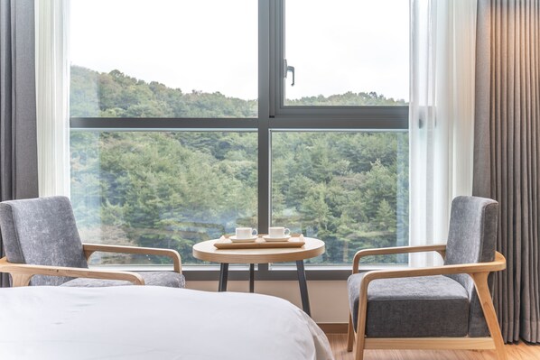 Desk, laptop workspace, free WiFi, bed sheets - Grand Moment (Busan)