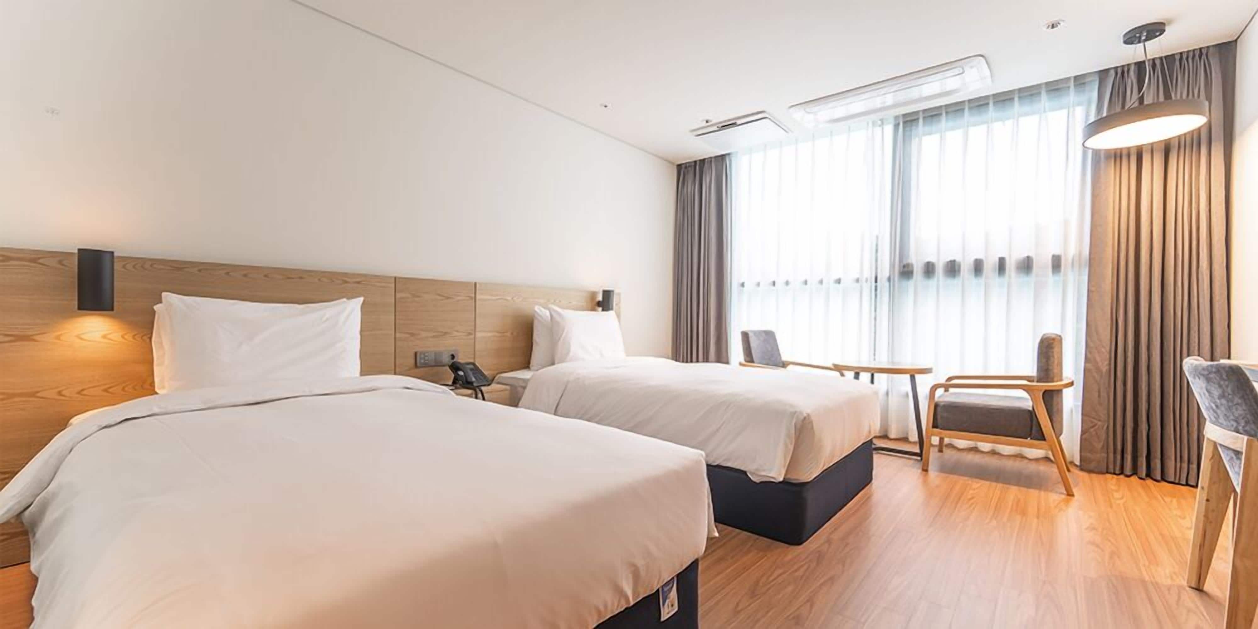 Chambre avec lits jumeaux, 2 lits jumeaux | Bureau, espace de travail pour ordinateurs portables