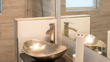 Douche, sĂšche-cheveux, serviettes fournies