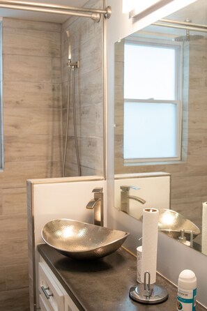 Douche, sèche-cheveux, serviettes fournies