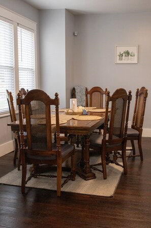 Dining - Cozy Cottage within walking distance of downtown! (Bristol)