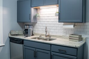 Fridge, microwave, oven, stovetop - Cozy Cottage within walking distance of downtown! (Bristol)