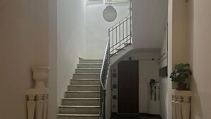 Una escalera con barandilla que lleva a un piso superior.