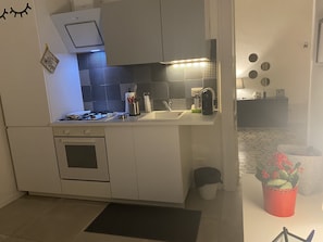 Réfrigérateur, four, plaque de cuisson, cafetière/bouilloire
