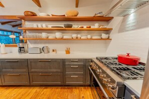 Coffee/tea maker, fridge, microwave, oven - The Sunflower-Secluded luxury,hot tub,minutes to town (Skyland & Surrounding Areas)