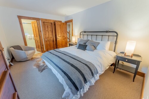 The Sunflower-Secluded luxury,hot tub,minutes to town
