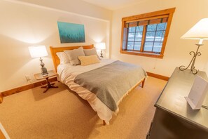 4 bedrooms, desk, iron/ironing board, travel cot - The Sunflower-Secluded luxury,hot tub,minutes to town (Skyland & Surrounding Areas)