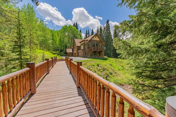 Property grounds - The Sunflower-Secluded luxury,hot tub,minutes to town (Skyland & Surrounding Areas)