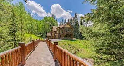 The Sunflower-Secluded luxury,hot tub,minutes to town