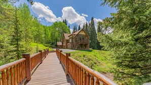 Property grounds - The Sunflower-Secluded luxury,hot tub,minutes to town (Skyland & Surrounding Areas)
