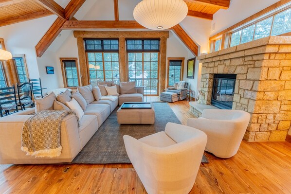 Fernseher, Kamin, Videospiele, Tischfußball