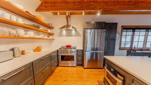 Coffee/tea maker, fridge, microwave, oven - The Sunflower-Secluded luxury,hot tub,minutes to town (Skyland & Surrounding Areas)