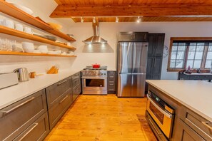 Coffee/tea maker, fridge, microwave, oven - The Sunflower-Secluded luxury,hot tub,minutes to town (Skyland & Surrounding Areas)