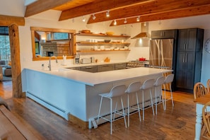 Coffee/tea maker, fridge, microwave, oven - The Sunflower-Secluded luxury,hot tub,minutes to town (Skyland & Surrounding Areas)