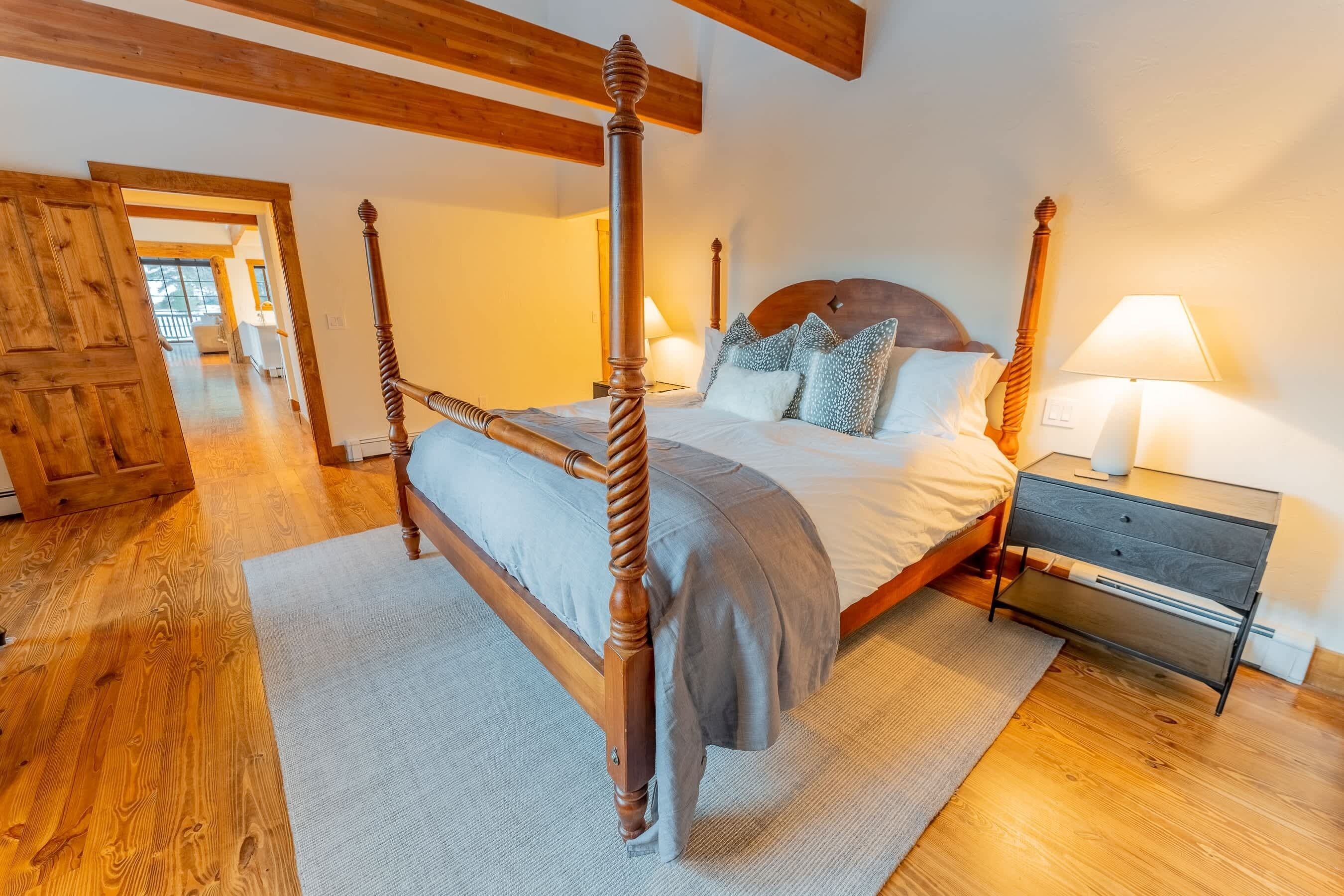 4 bedrooms, desk, iron/ironing board, travel crib