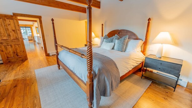 4 bedrooms, desk, iron/ironing board, travel crib - The Sunflower-Secluded luxury,hot tub,minutes to town (Skyland & Surrounding Areas)