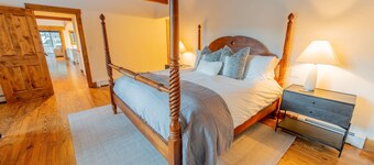 The Sunflower-Secluded luxury,hot tub,minutes to town