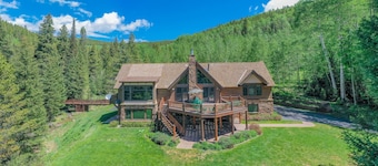 The Sunflower-Secluded luxury,hot tub,minutes to town