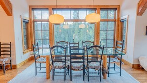 Dining - The Sunflower-Secluded luxury,hot tub,minutes to town (Skyland & Surrounding Areas)