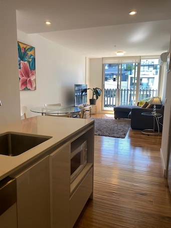 Smart TV, books. Bayside Melbourne Apartment