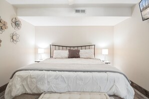 5 bedrooms, desk, free WiFi, bed sheets