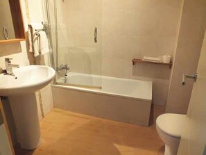Une salle de bain avec un lavabo, une baignoire et des toilettes.