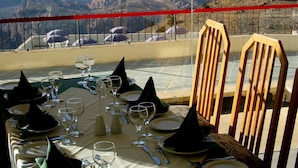 A table set for dining with a mountain view in the background. - Petra Panorama Hotel (Wadi Musa)
