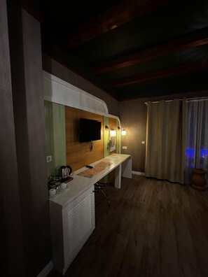 Phòng đôi hoặc 2 giường đơn Deluxe | Bộ trải giường bằng vải cotton Ai Cập, bộ đồ giường cao cấp, minibar 