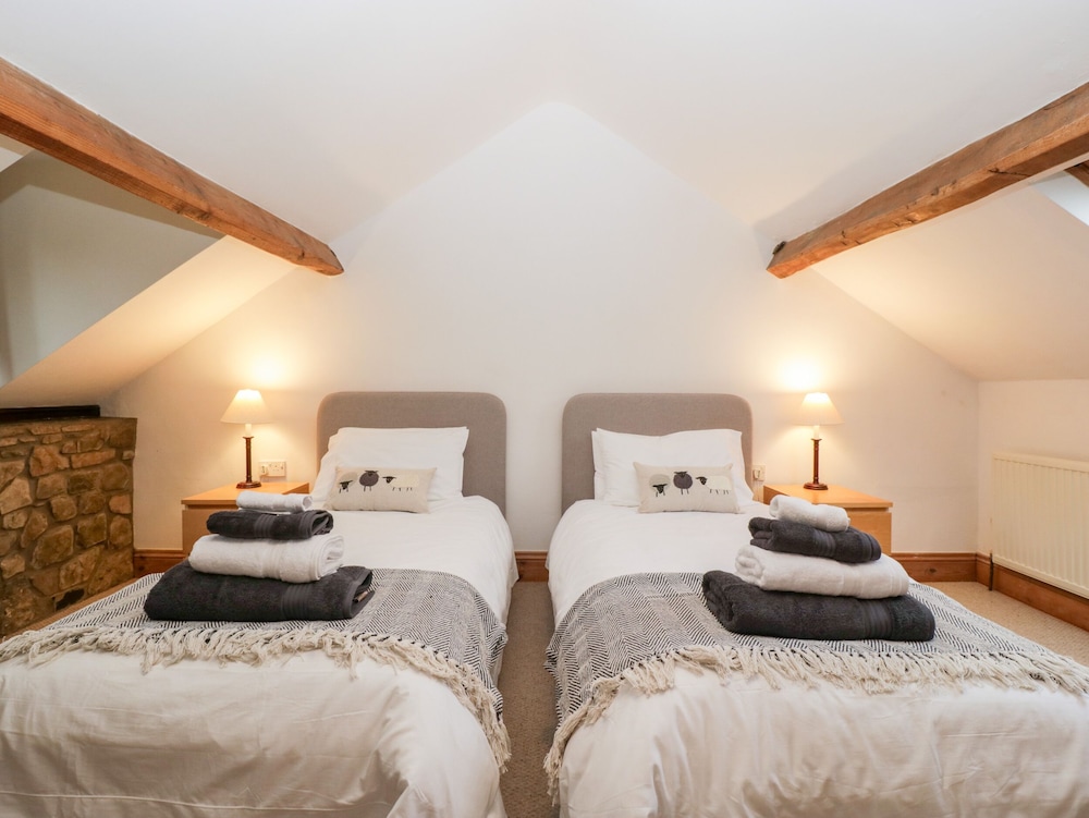 BULLFINCH COTTAGE, pet friendly, with open fire in Kingsland