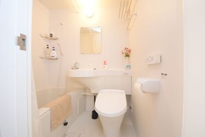 Bañera con ducha, artículos de tocador gratuitos, secador de pelo