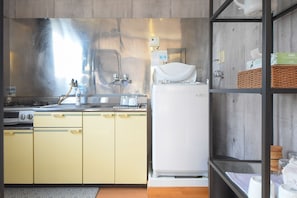 Appartement Confort, non-fumeurs, en mezzanine | Cuisine privée | Réfrigérateur, micro-ondes, bouilloire électrique, congélateur