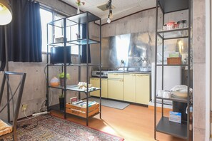 Appartement Confort, non-fumeurs, en mezzanine | Cuisine privée | Réfrigérateur, micro-ondes, bouilloire électrique, congélateur