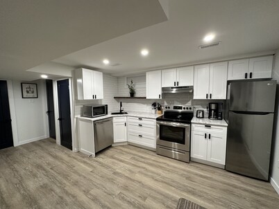 ⭐️July Discount⭐️Modern Suite 450m to Hospital