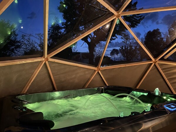 Bain à remous extérieur