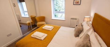 2 bedrooms, desk, iron/ironing board, WiFi