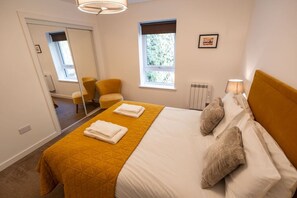 2 dormitorios, escritorio, tabla de planchar con plancha y wifi