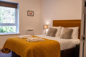 2 bedrooms, desk, iron/ironing board, WiFi